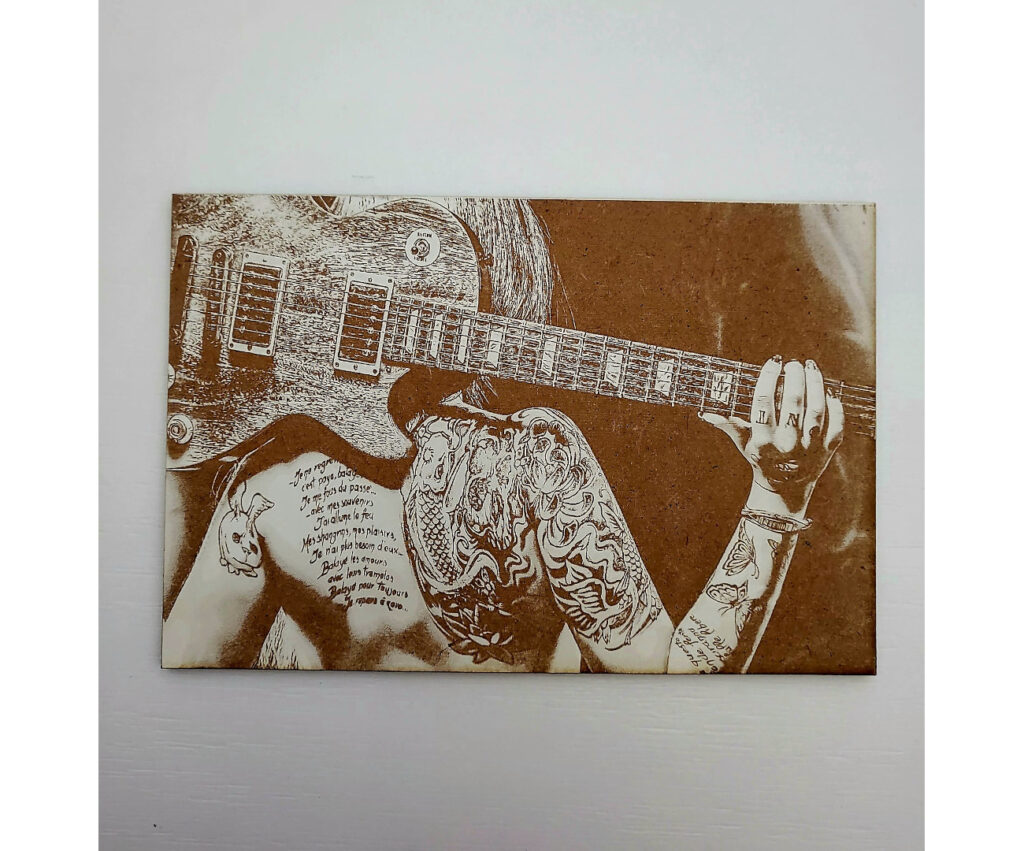Chica con guitarra 1024x851 - Chica con guitarra