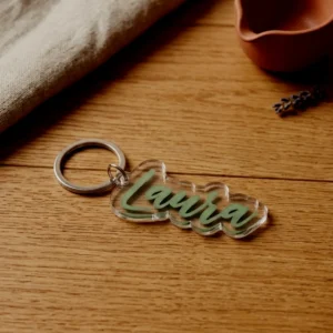 Llavero personalizado con nombre fabricado mediante grabado y corte láser