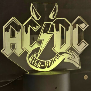 lámpara LED con el logotipo de la banda de hard rock AC/DC. El diseño incorpora el icónico logotipo de la banda, que incluye las letras "AC/DC"