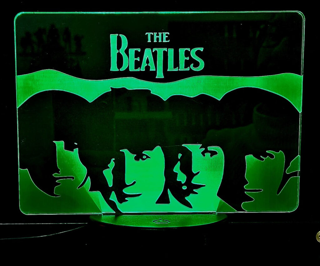 Esta lámpara decorativa Beatles muestra una ilustracion de John Lennon, Paul McCartney, George Harrison y Ringo Starr.