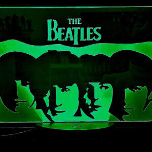 Esta lámpara decorativa Beatles muestra una ilustracion de John Lennon, Paul McCartney, George Harrison y Ringo Starr.