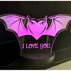 lámpara de acrílico con el diseño de un murciélago con forma de corazón.