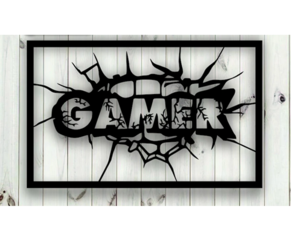Cuadro troquelado en madera negra con la palabra gamer como elemento central del diseño