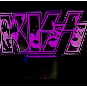 Esta lámpara decorativa resalta el nombre "Kiss" y los rostros de los integrantes con las luces vibrantes de led