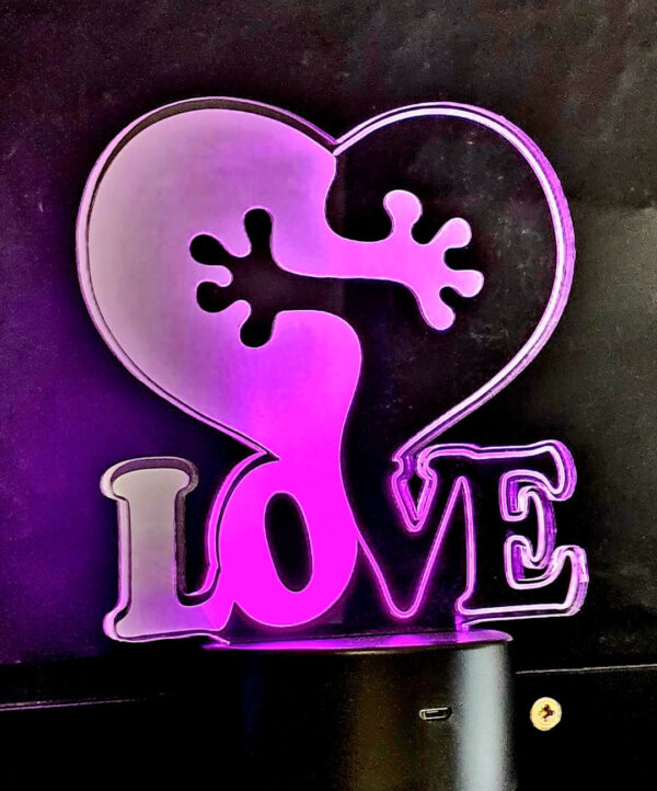 Lámpara decorativa con un corazón y dos brazos abrazándose