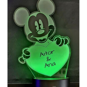 Lámpara de metacrilato con la figura de MIckey Mouse sosteniendo un corazón en el que se pueden grabar nombres o texto