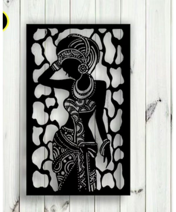 Cuadro troquelado en maders que representa una elegante mujer africana