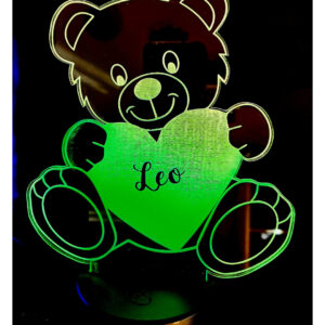Lámpara decorativa Oso Amoroso. Presenta una figura de un osito, típicamente de estilo tierno y amigable sosteniendo un corazón grabado con un nombre