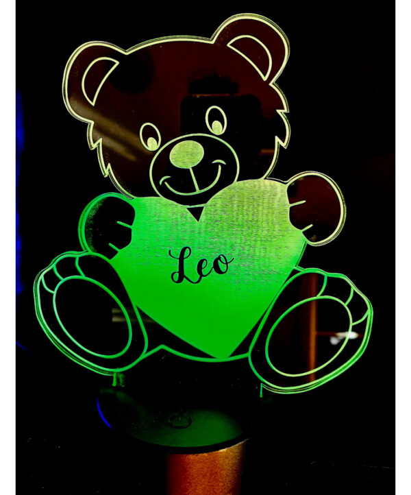 Lámpara decorativa Oso Amoroso. Presenta una figura de un osito, típicamente de estilo tierno y amigable sosteniendo un corazón grabado con un nombre