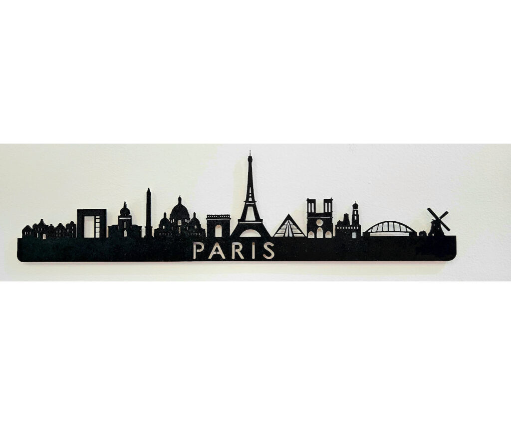 silueta en madera negra de varios monumentos representativos de París.