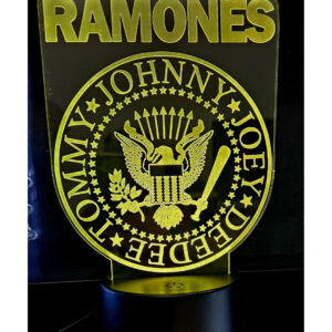 Esta lámpara presentarel clásico logotipo de Ramones, con el nombre de la banda en letras mayúsculas y el águila característica.
