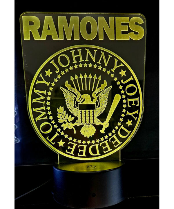 Esta lámpara presentarel clásico logotipo de Ramones, con el nombre de la banda en letras mayúsculas y el águila característica.