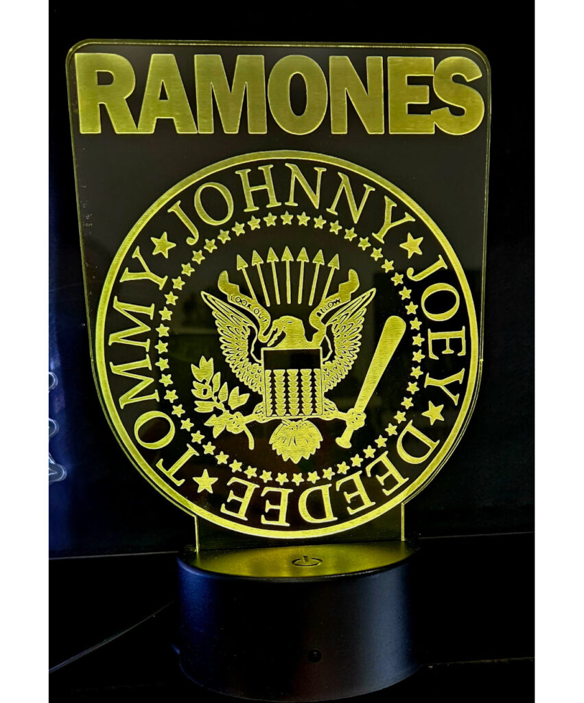 Esta lámpara presentarel clásico logotipo de Ramones, con el nombre de la banda en letras mayúsculas y el águila característica.
