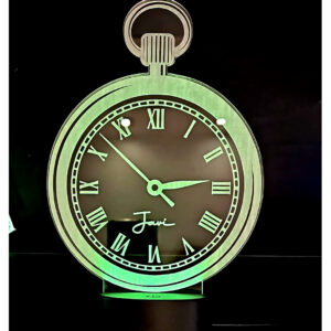 Una lámpara decorativa de reloj de bolsillo personalizado con nombre