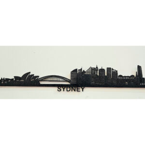 La imagen muestra un contorno de la silueta de la ciudad de Sídney, con algunos iconos arquitectónicos destacados como la Ópera de Sídney y el Puente del Puerto. La palabra "SYDNEY" aparece en la parte inferior del diseño.