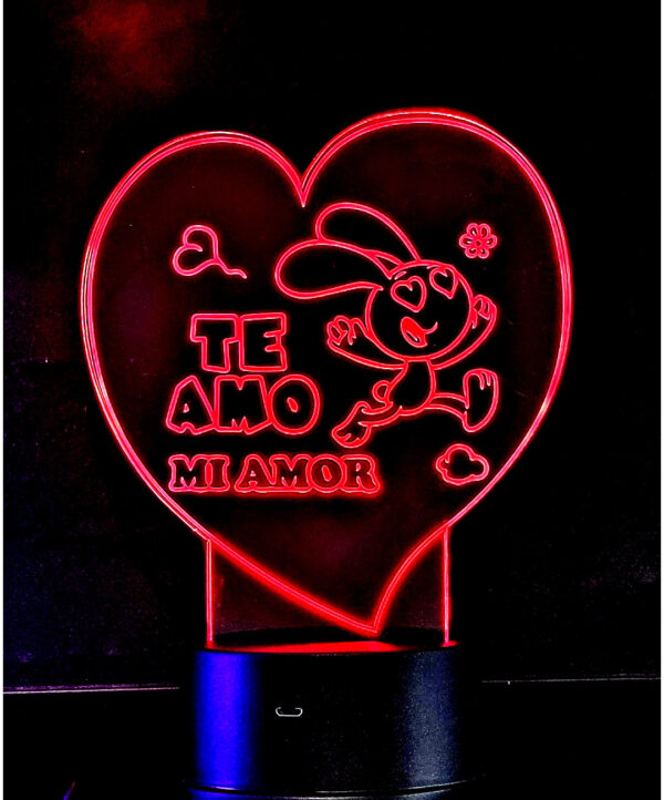 lámpara de metacrilato en forma de corazón muestra un conejito y la frase "Te amo mi amor", creando una atmósfera romántica y tierna.