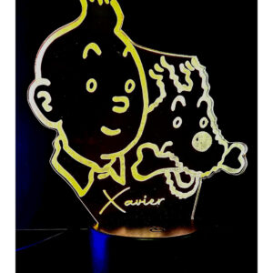 Esta lámpara presenta las siluetas de Tintín y Milú en luces LED, creando un efecto visual llamativo.