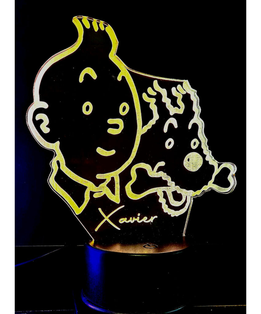 Esta lámpara presenta las siluetas de Tintín y Milú en luces LED, creando un efecto visual llamativo.