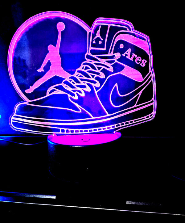 Lámpara Decorativa de metacrilato con luz de LED personalizable con la figura de Michael Jordan y una zapatilla Nike