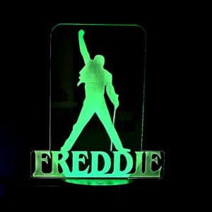 Esta lámpara presenta la silueta de Freddie Mercury en luces LED, creando un efecto visual elegante y llamativo.