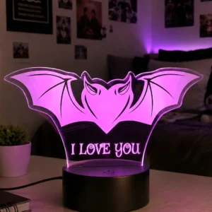 Lámpara personalizada Corazón Murciélago con nombre grabado y base LED fabricada en Barcelona.