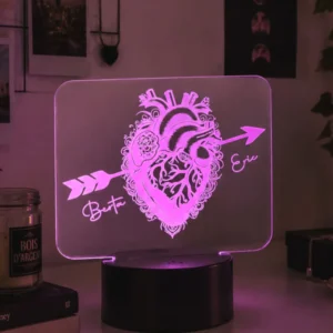 Lámpara personalizada Corazón Anatómico con nombres grabados y base LED fabricada en Barcelona.
