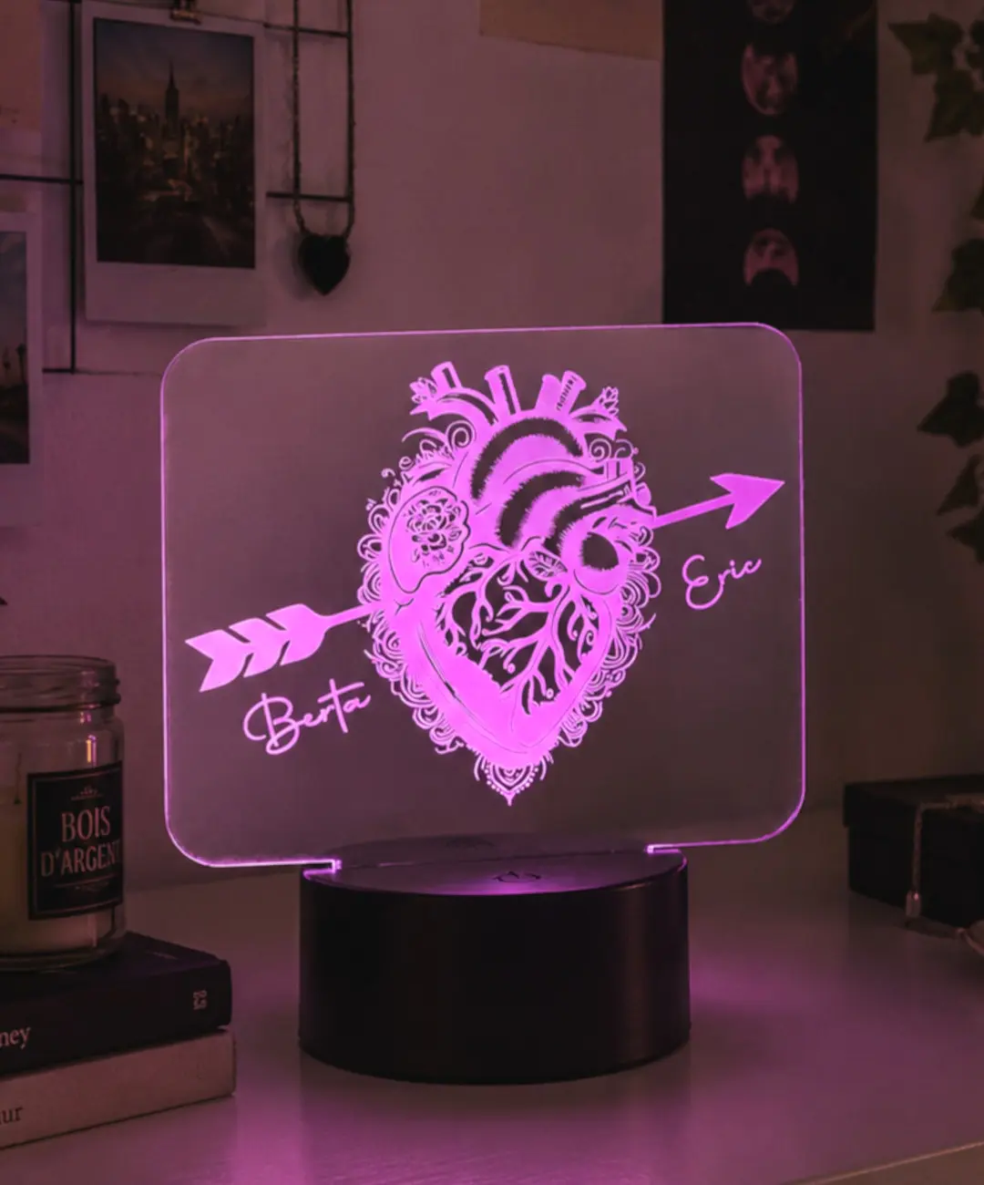 Lámpara personalizada Corazón Anatómico con nombres grabados y base LED fabricada en Barcelona.