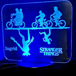 Lámpara decorativa en metacrilato con las siluetas de los personajes de la serie de Netflix Stranger Things