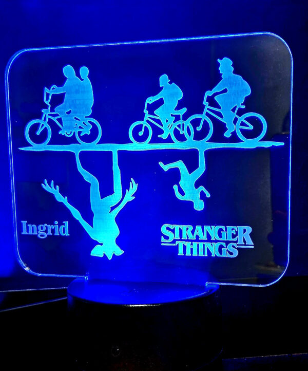 Lámpara decorativa en metacrilato con las siluetas de los personajes de la serie de Netflix Stranger Things