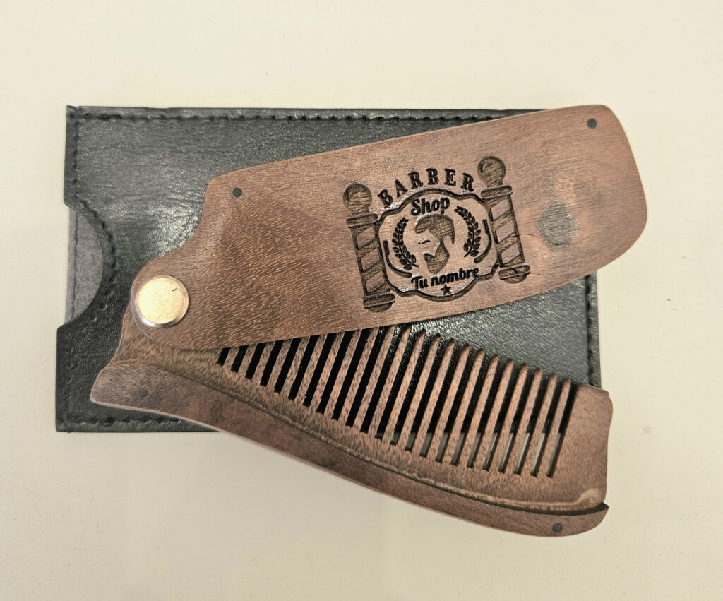 Peine hecho de madera natural. Tamaño compacto para llevar en el bolsillo. Se puede personalizar con un bonito grabado en la madera