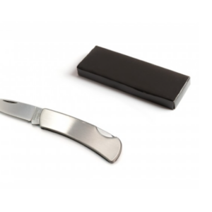 elegante navaja plegable de acero inoxidable con caja rectangular negra.