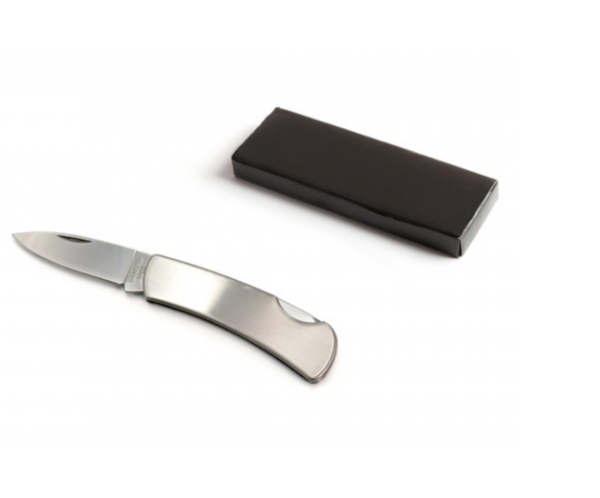 elegante navaja plegable de acero inoxidable con caja rectangular negra.