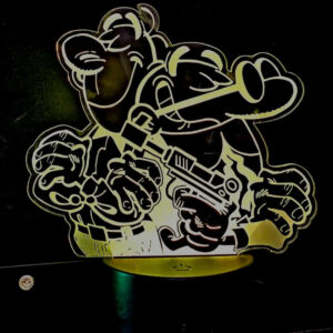 lámpara de metacrilato con forma de los personajes de Mortadelo y Filemón.
