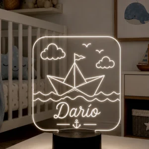 Lámpara personalizada infantil barquito de papel con nombre grabado en metacrilato