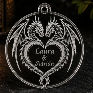 Llavero personalizado corazón de dragón con nombres grabados en metacrilato transparente fabricado en Barcelona