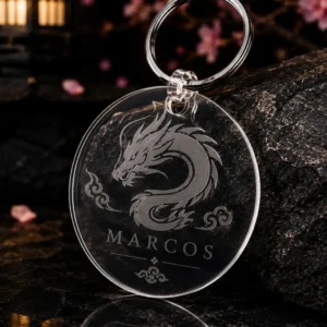 Llavero dragón personalizado con nombre grabado en metacrilato transparente fabricado en Barcelona