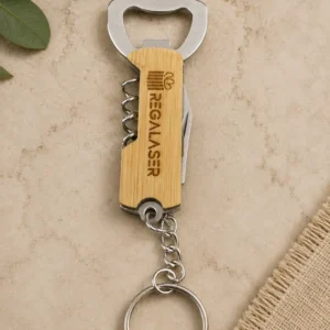 Llavero multiusos personalizado de madera con abrebotellas, sacacorchos y navaja plegable grabado con nombre