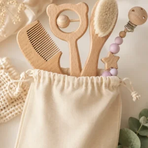 Set de bebé personalizado con accesorios de madera y bolsa de tela
