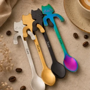 Cucharillas personalizadas con forma de gatito y nombres grabados mediante láser.